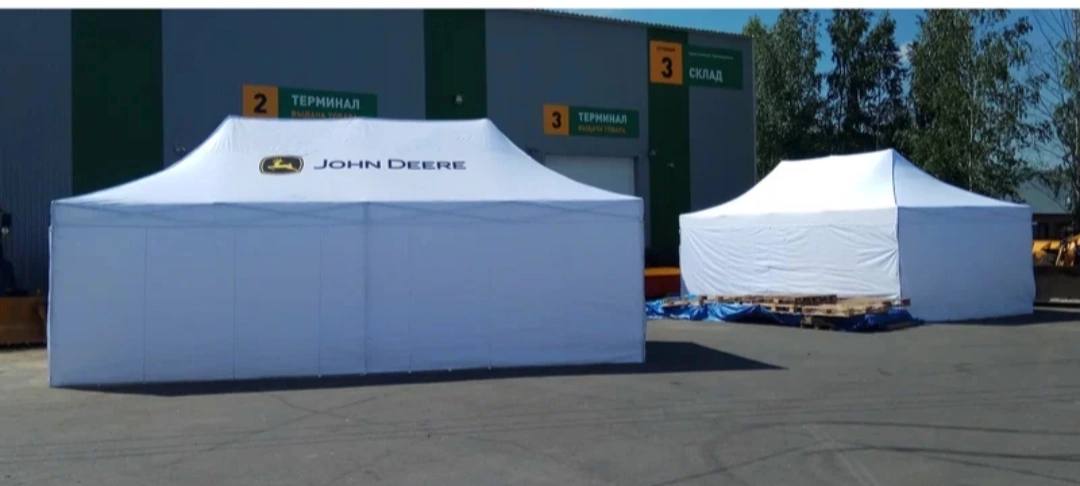 Белые тенты с логотипом John Deere на мероприятии