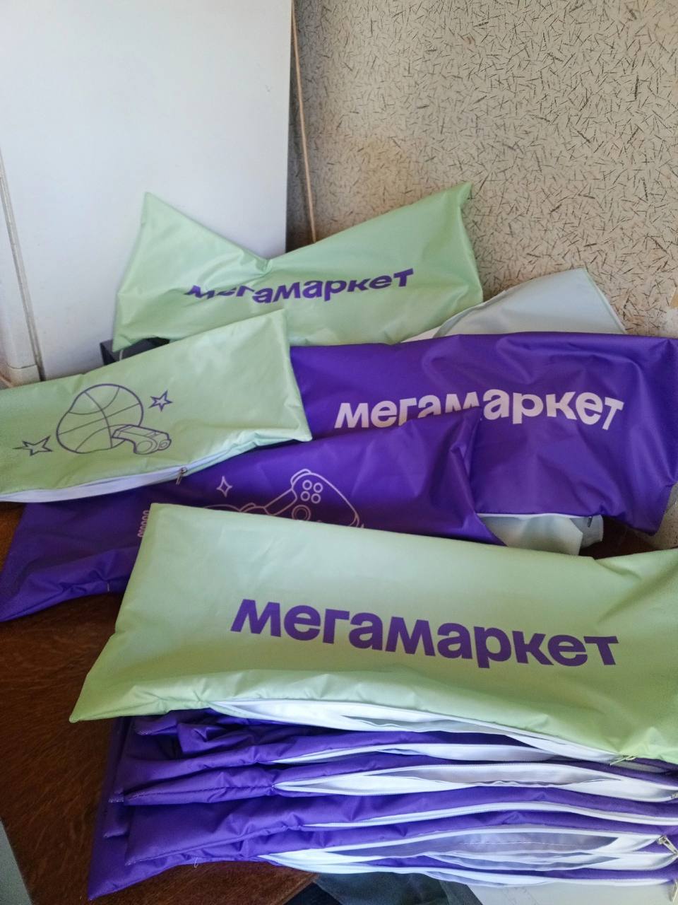 Чехлы с логотипом «Мегамаркет» — пошив мерча для бренда